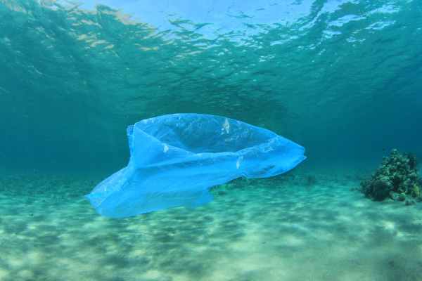 Sac plastique flottant dans l'océan