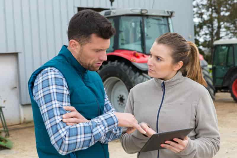 Jeunes agriculteurs éleveurs en suivi troupeau Jeunes agriculteurs éleveurs en suivi troupeau