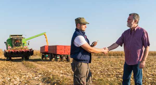 Accord entre deux agriculteurs se serrant la main, Prêt à usage de biens agricoles Accord entre deux agriculteurs se serrant la main, Prêt à usage de biens agricoles