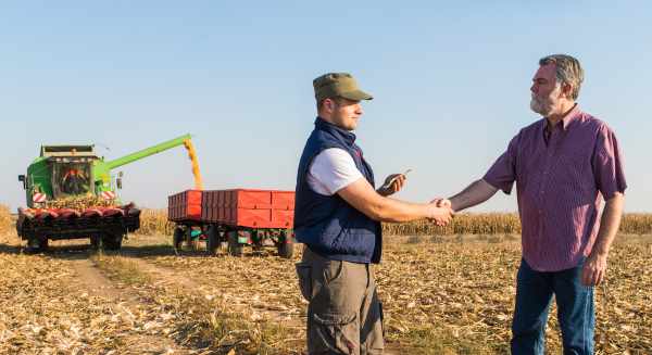 Accord entre deux agriculteurs se serrant la main, Prêt à usage de biens agricoles